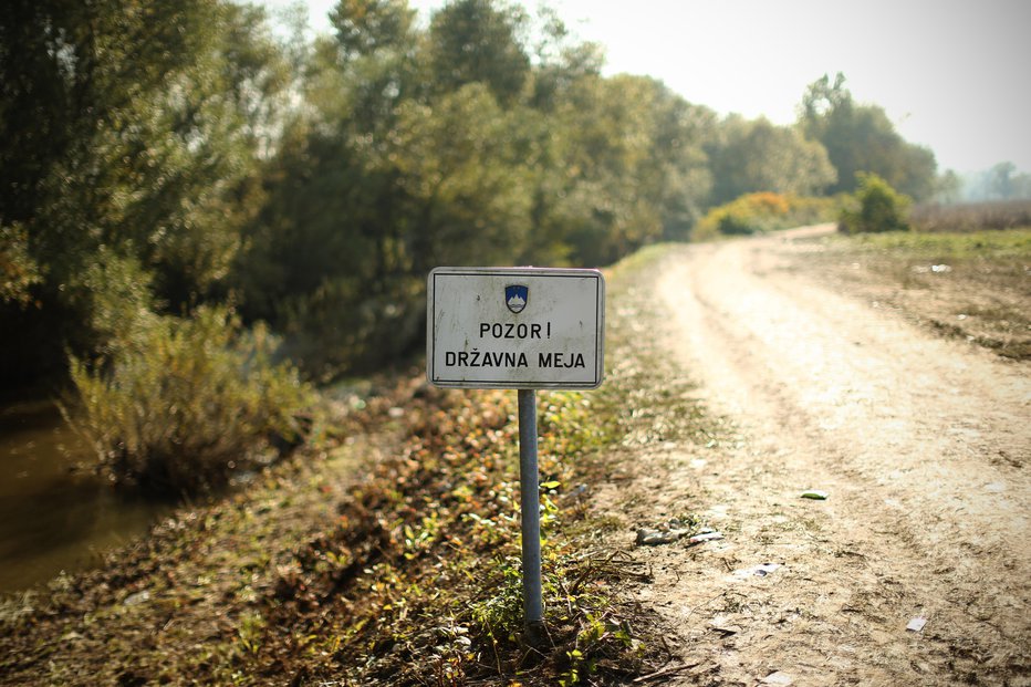 Fotografija: Državna meja. FOTO: Jure Eržen, Delo