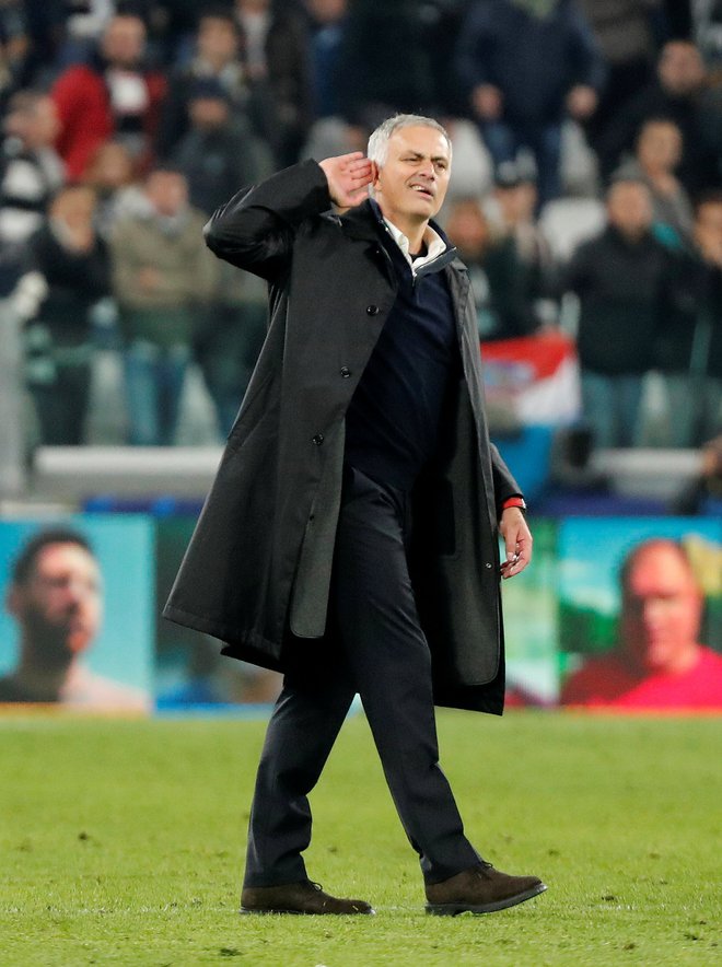 Takole je trener Manchester Uniteda Jose Mourinho provociral navijače Juventusa po zmagi v Torinu. Foto: Reuters
