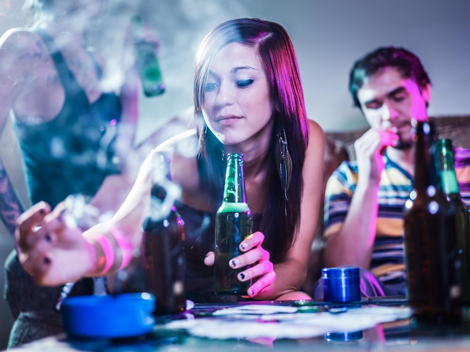 Fotografija: Velik delež 15-letnikov souporablja tobak, alkohol in konopljo. 