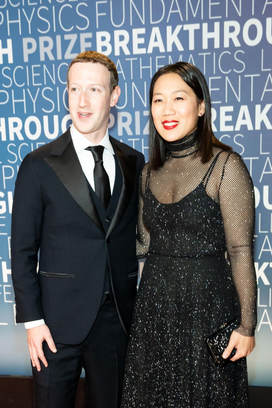 Fotografija: Mark Zuckerberg je znan po tem, da nerad nosi elegantna oblačila, na znanstvenih oskarjih pa sta bila s Priscillo Chan kar se da bleščeča.