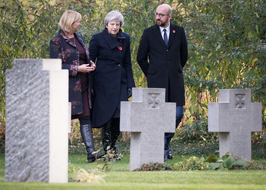 Fotografija: Theresa May in Charles Michel sta položila venec na vojaškem pokopališču Saint Symphorien. FOTO: Reuters