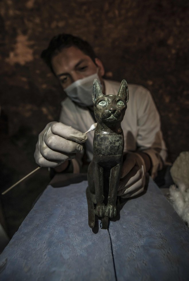 V grobnicah so našli tudi mačje kipce.