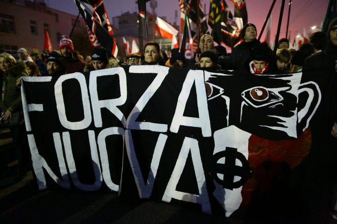 Tudi parole italijanske desničarske stranke Forza Nuova je bilo zaslediti na shodu ob 100. obletnici konca prve svetovne vojne. FOTO: Agencja Gazeta, Reuters