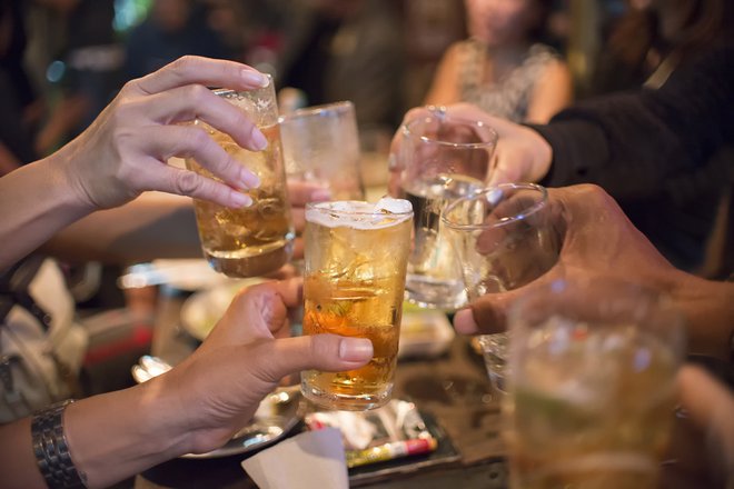 Popitega alkohola je lahko hitro preveč. FOTO: Shutterstock