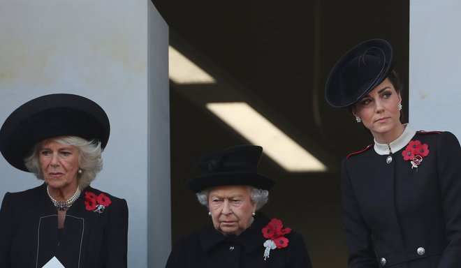 Camilla, kraljica Elizabeta II. in Kate so slovesnost spremljale z balkona.