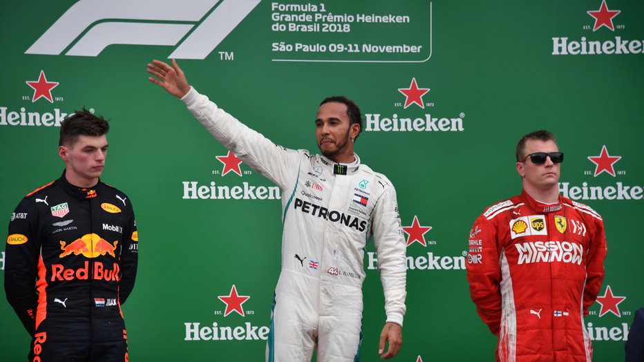 Fotografija: Max Verstappen (levo) se je le težko sprijaznil z drugim mestom za zmagovalcem Lewisom Hamiltonom. Tretji je bil v São Paulu Finec Kimi Räikkönen (desno). Foto: AFP