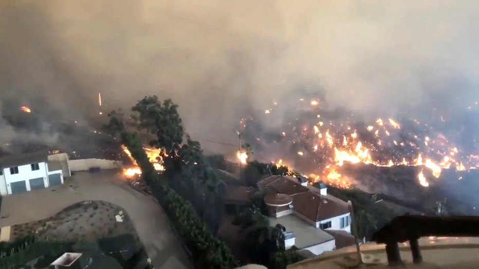 Fotografija: Požar Woolsey v Malibuju v Kaliforniji. FOTO: Reuters