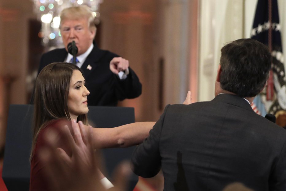 Fotografija: Novinar hiše CNN Jim Acosta je po verbalnem obračunu z Donaldom Trumpom ostal brez akreditacije za Belo hišo. FOTO: Evan Vucci, Ap