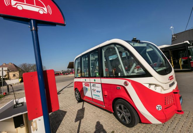 Dunajska družba za javni promet je uspešno testirala prva samovozeča avtobusa. FOTO: Wiener Linien
