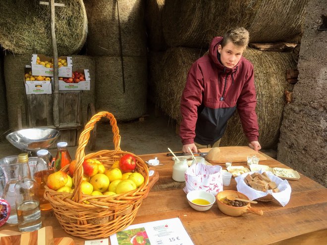 Lovrenc Orešnik z ekološke sirarske kmetije Orešnik je ponudil slastne sire. FOTO: Jaroslav Jankovič
