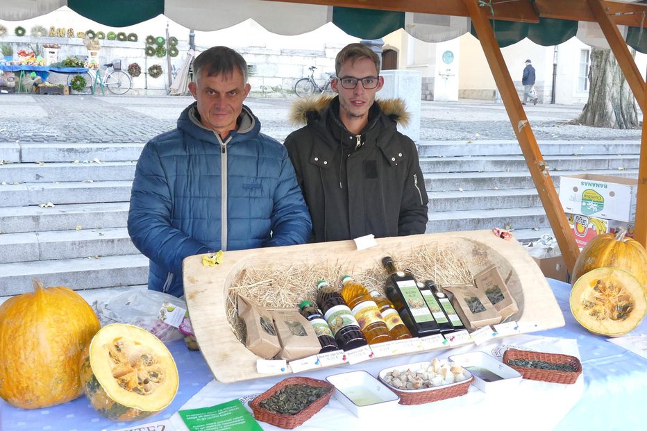 Fotografija: Franc in Jan Vitez z bučnim oljem in semeni FOTOGRAFIJE: Primož Hieng