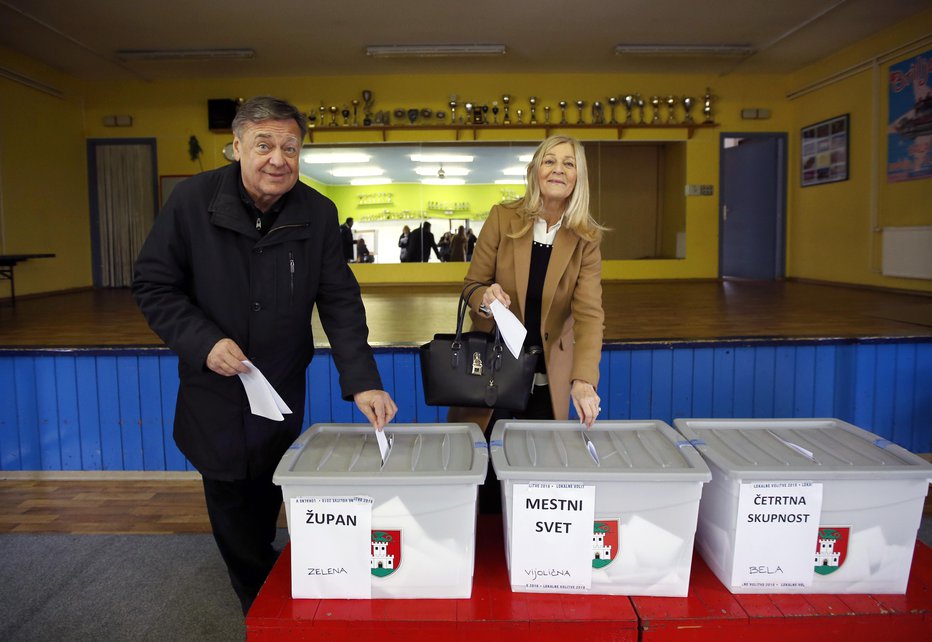 Fotografija: Zoran Janković je na volišče prišel z ženo. FOTO: Matej Družnik, Delo