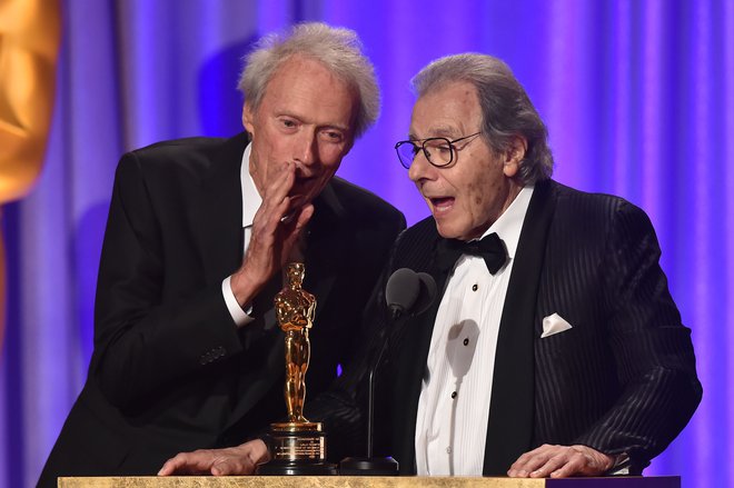 Clint Eastwood in Lalo Schifrin sta pokala zasebne šale. Foto: AFP