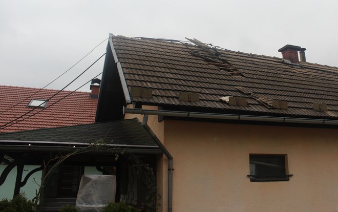 Poškodovana streha FOTO: PU Novo mesto