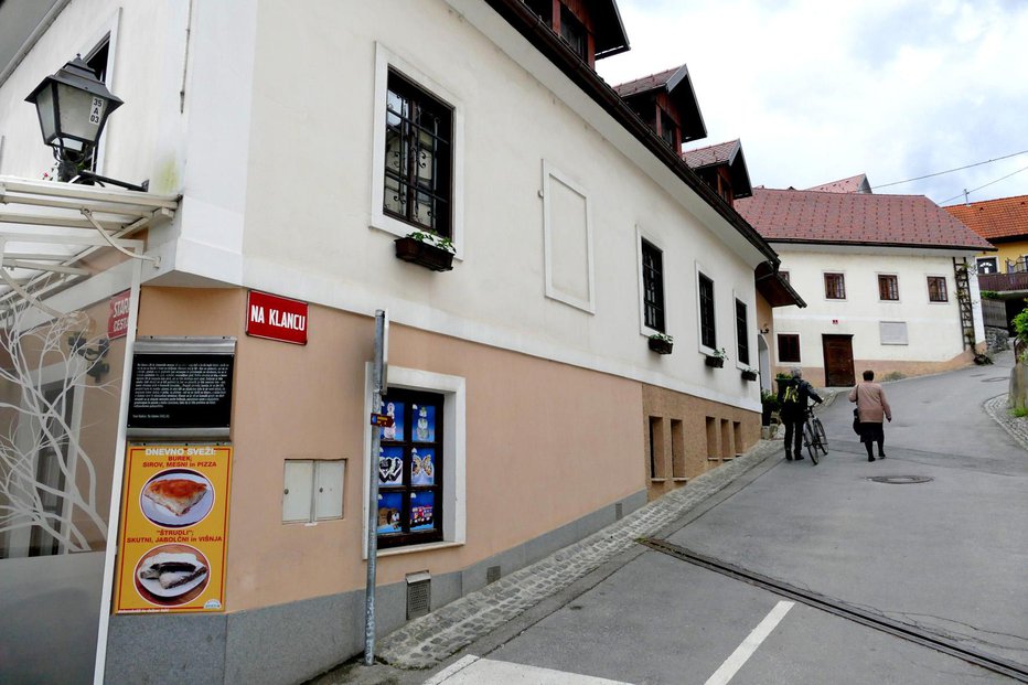 Fotografija: Ulica Na klancu na Vrhniki, zadaj Cankarjeva spominska hiša FOTOGRAFIJE: PrimoŽ Hieng