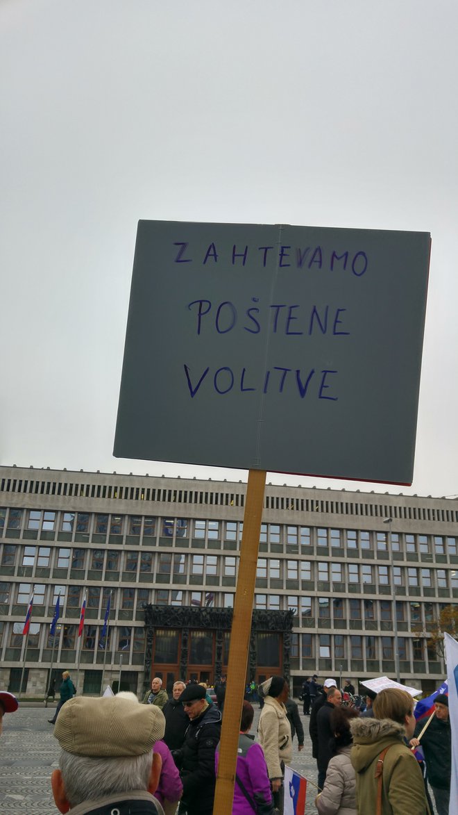 Eden izmed transparentov na protestu proti marakeški deklaraciji. FOTO: T. V.