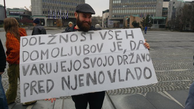 Protestnik z napisom. FOTO: T. V.