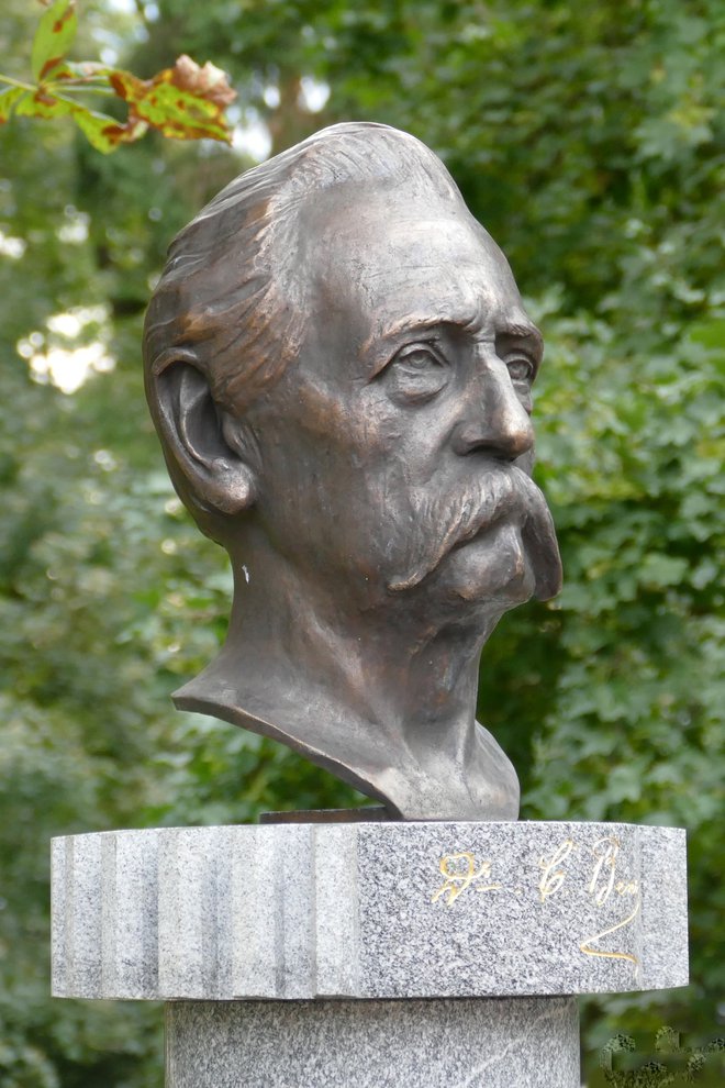 V parku so septembra odkrili Benzov doprsni kip. FOTO: Primož Hieng