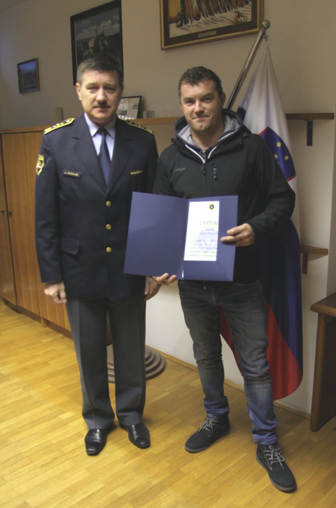 Dejan Kovačević je od direktorja PU Novo mesto prejel zahvalo za pogumno dejanje. FOTO: Pu Novo Mesto