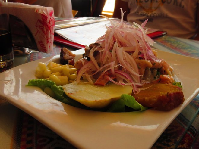 Seviche – surova riba s čebulo, koruzo, krompirjem in limeto