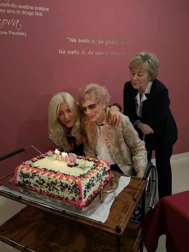 Svečko – stotico – na torti je Erna upihnila s pomočjo direktorice Doma Lipa Marinke Hrnčič in hčerke Stanke. Fotografije: Mojca Marot