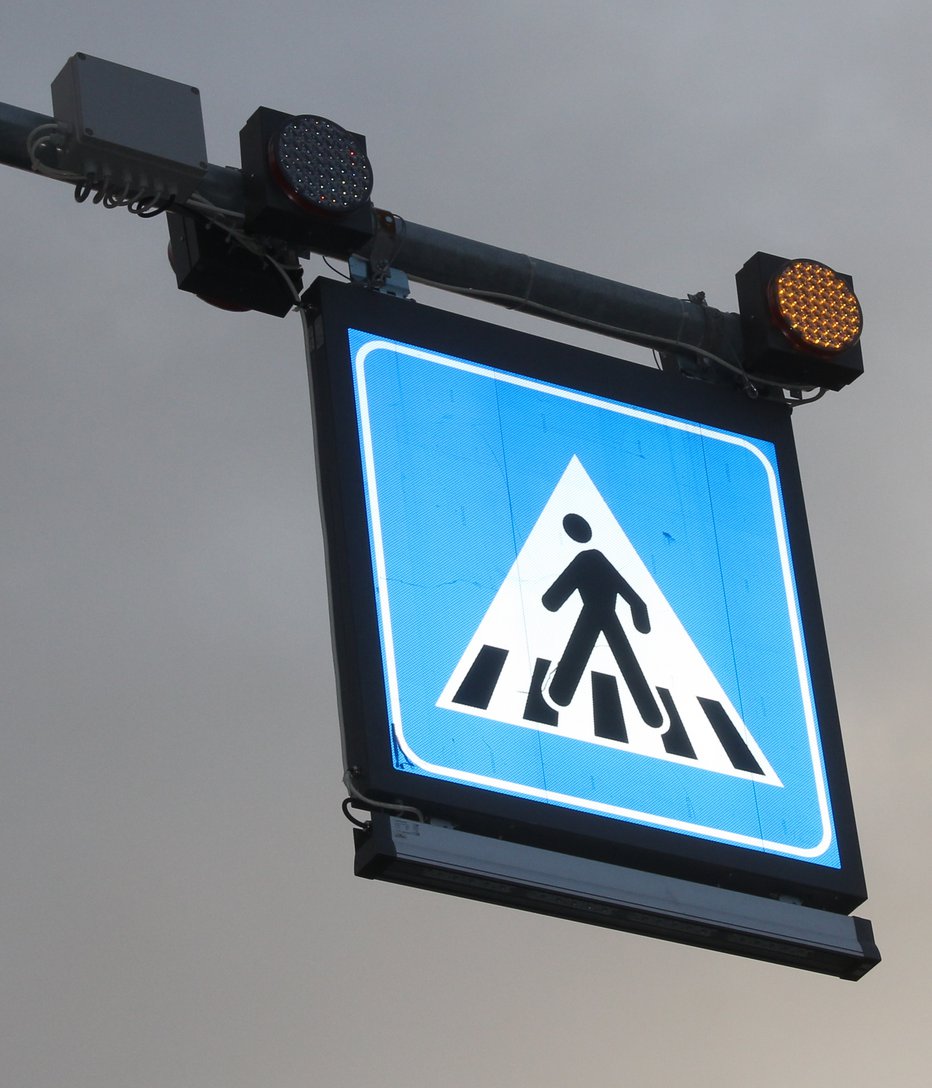 Fotografija: Kdo je dal pobudo za osvetljen cestni znak, ostaja neznanka.