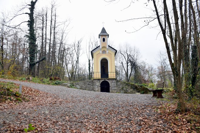 Lepo urejena kapelica na križišču štirih sprehajalnih poti postaja zanimiva vrhniška turistična točka. Foto: Boris Dolničar