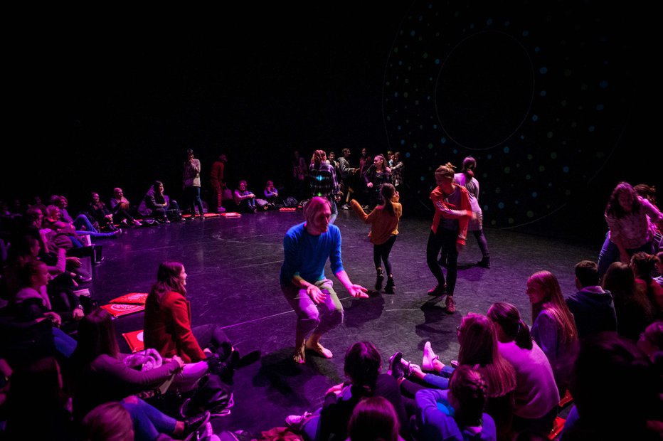 Fotografija: Samo Oleami je gledalce spodbujal v predstavi Kako gledamo ples. FOTOgrafije: Matej Maček
