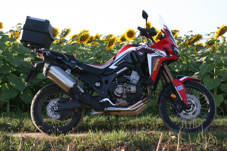 Fotografija: Honda africa twin 100 L DCT je referenčen terenski motocikel, a tokrat s pomembno novostjo. Fotog: Primož Jurman