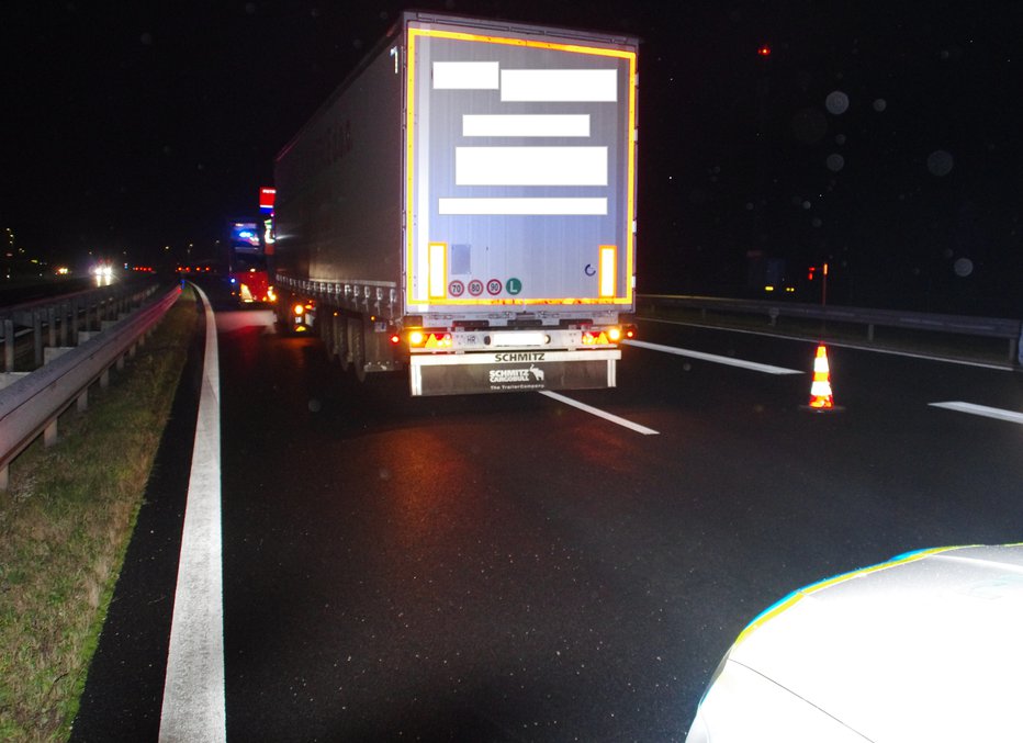 Fotografija: Prejšnji teden so novomeški policisti za volanom odkrili tovornjakarja iz Hrvaške, ki je imel v krvi 3,6 promila alkohola. FOTO: PU Novo mesto