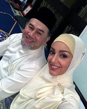 Po poroki je Oksana že nosila hidžab.