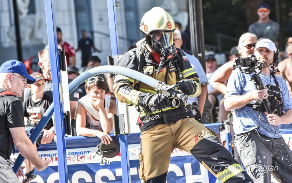 Fotografija: Firefighter Combat Challenge: po slalomu je zagrabil še za cev, polno vode. FOTO: Branko Habjan