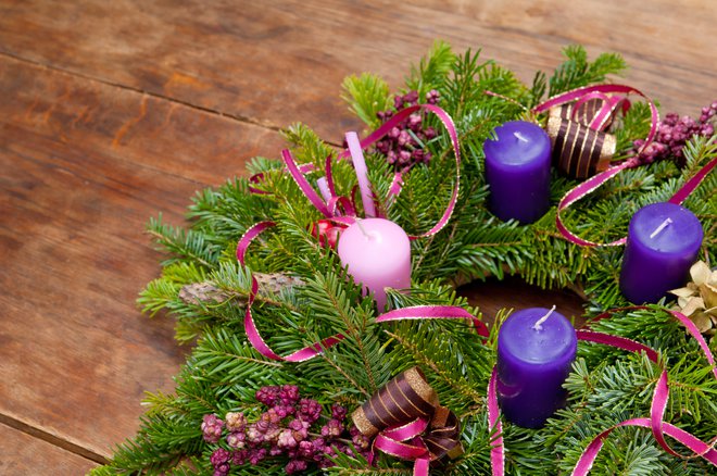Po tradiciji adventni venček sestavljajo tri vijolične sveče in ena roza.