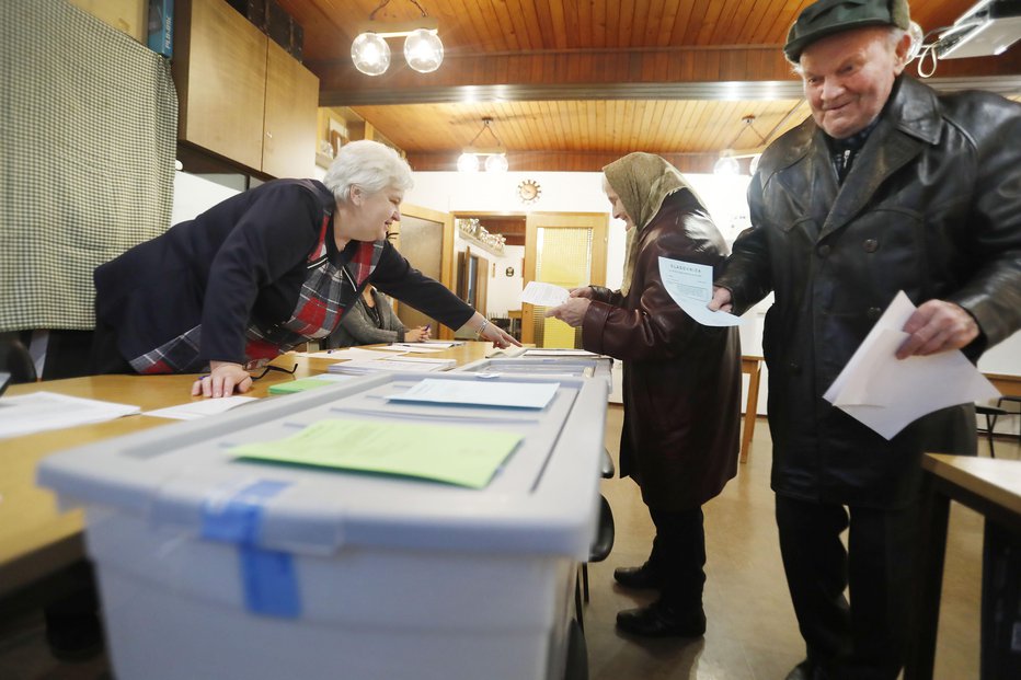 Fotografija: Volivec se lahko na glasovnici zmoti pri obkroževanju, a lahko svojo napako tudi popravi. FOTO: Leon Vidic, Delo