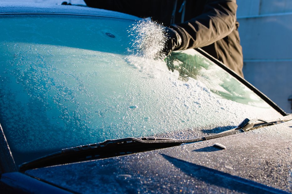 Fotografija: Avto v zimskem jutru. FOTO: Jarih Getty Images/istockphoto