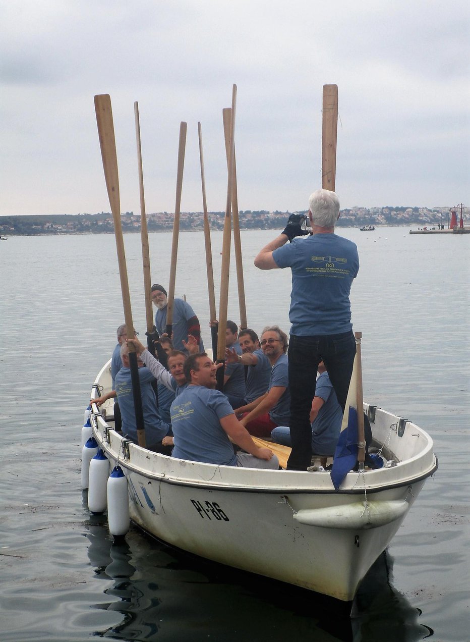Fotografija: Regate, ki ohranja tradicijo veslanja, ne zamudi ekipa ljubiteljev starih bark iz Pirana. FOTO: Janez Mužič