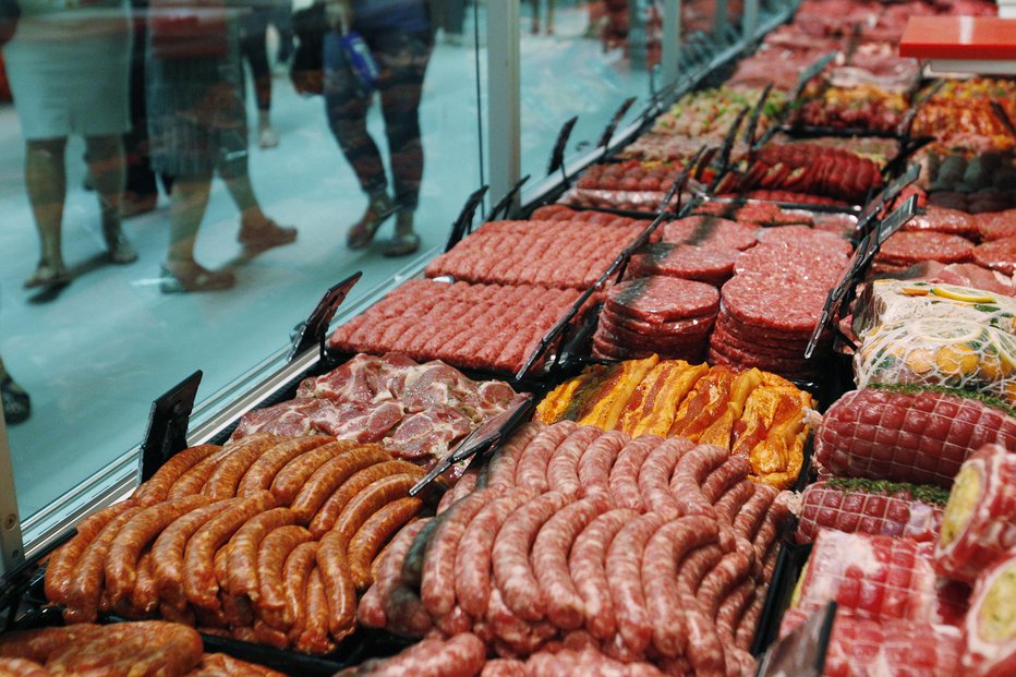 Fotografija: Pokvarjeno in smrdljivo meso so v mesnici prodajali kot čevapčiče in pleskavice. FOTO: Leon Vidic, Delo