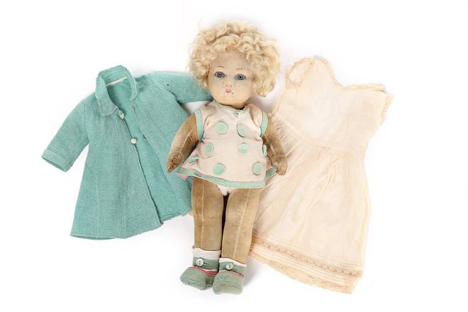 Ljubka lutka je imela kup različnih oblačil.