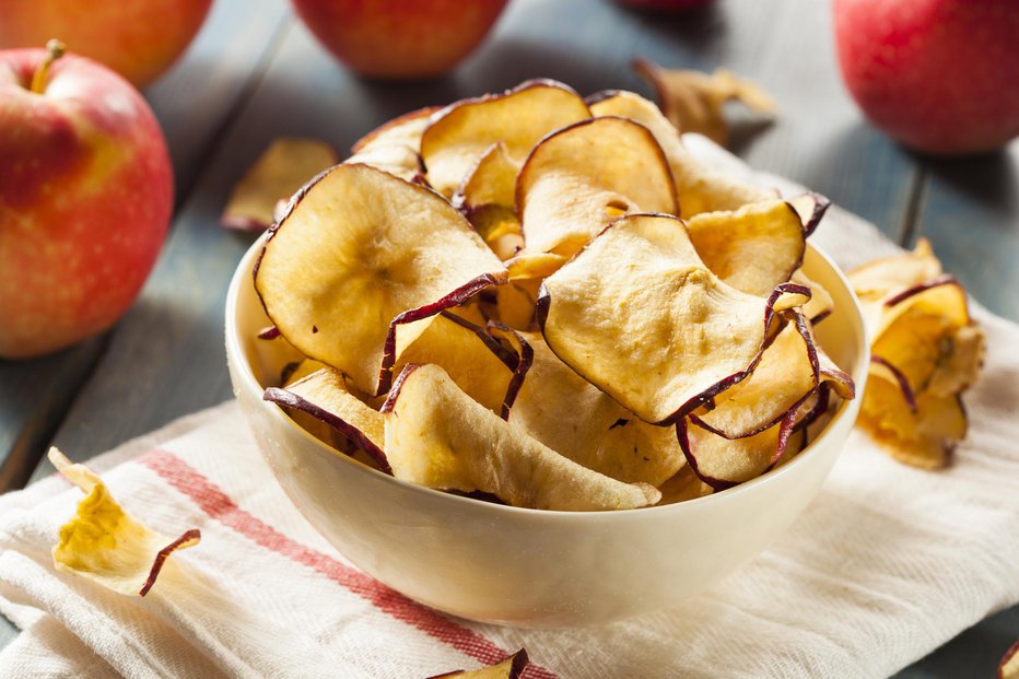 Fotografija: Posušena jabolka, narezana na tanke rezine, grizljamo kot čips. FOTO: Guliver/Getty Images