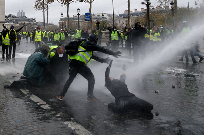 Protestniki na ulici Pariza. FOTO: Stephane Mahe, Reuters