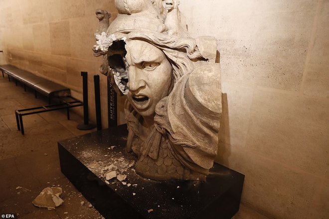 Poškodovani kip Marianne znotraj Slavoloka zmage