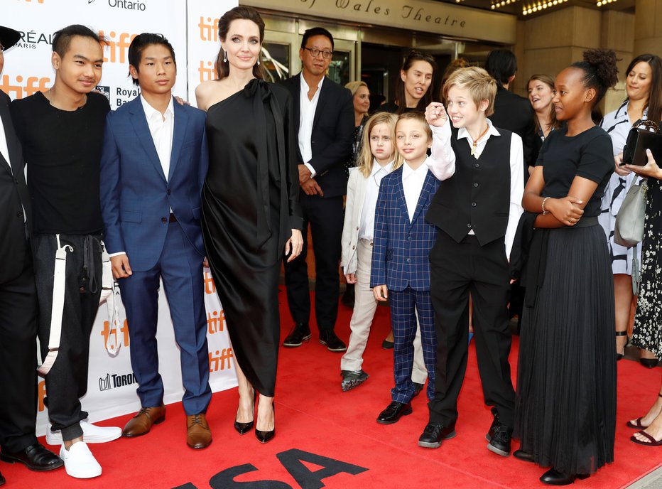 Fotografija: Angelina Jolie je lanski filmski festival v Torontu obiskala z otroki (z leve) Maddoxom, Paxom, Vivienne, Knoxom, Shiloh in Zaharo. FOTO: Reuters