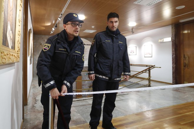 Policija je zapečatila prostor zaradi suma nepooblaščenega vstopa v sobo, kjer so bile glasovnice predčasnih volitev v Kranju. FOTO: Leon Vidic, Delo