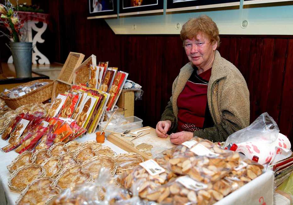 Fotografija: Cirila Šmid iz Železnikov je prikazala izdelovanje medenih kruhkov. Fotografije: Janez Kuhar