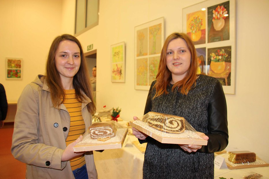 Fotografija: Na mladih svet stoji, tudi pri peki potic. Na sliki Katarina in Tina Pucelj iz Ostroga.