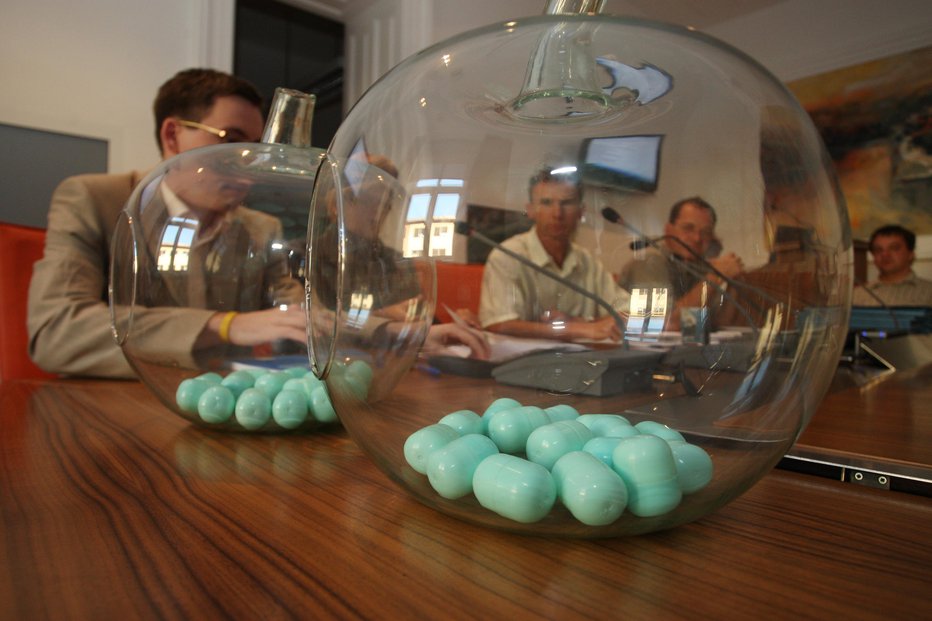 Fotografija: Posamezna občinska volilna komisija določi, na kakšen način bo potekal žreb – ali s kroglicami, z ovojnicami, jajčki ... FOTO: Tadej Regent, Delo