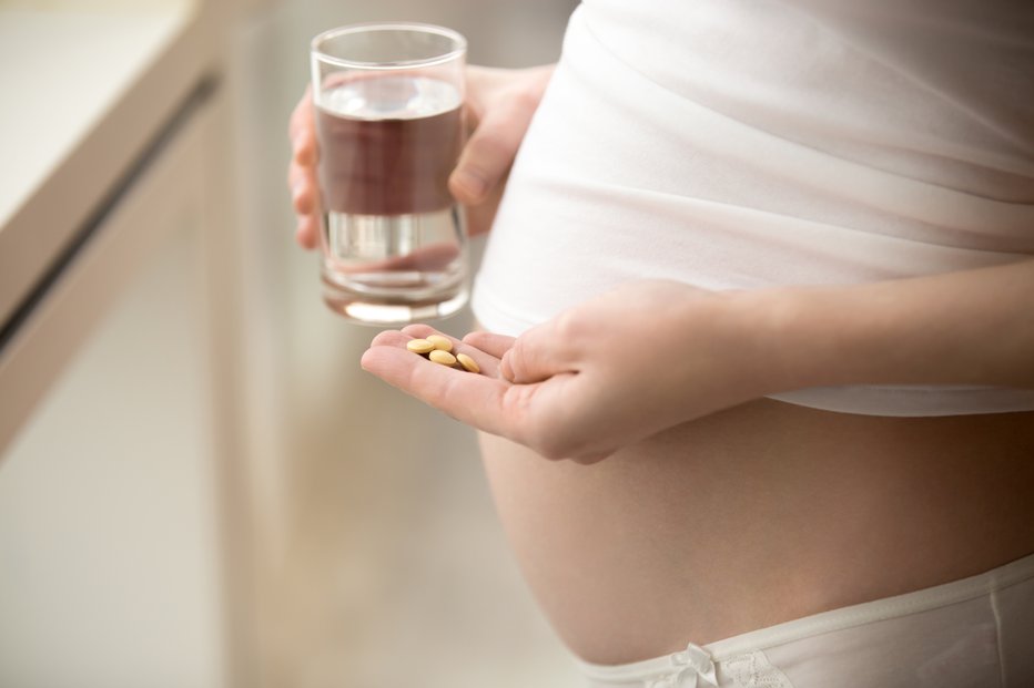 Fotografija: Previdno z zdravili med nosečnostjo. FOTO: Fizkes Getty Images, Istockphoto