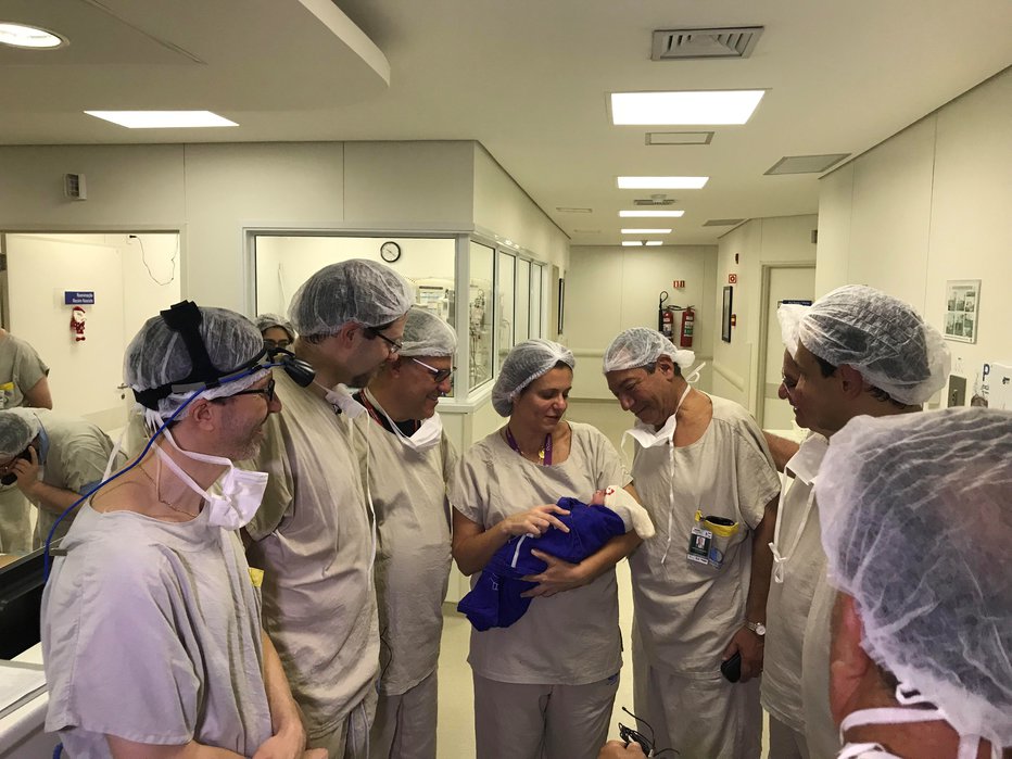 Fotografija: Medicinska ekipa, ki ji je na kliniki v Sao Paulu uspelo na svet spraviti dojenčka, ki je zrasel v maternici mrtve darovalke organov. FOTO: Reuters