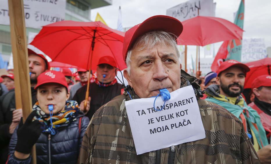 Fotografija: Predstavniki 25 sindikatov in petih sindikalnih konfederacij so pred stavbo GZS v Ljubljani zahtevali višje plače za vse. FOTO: Jože Suhadolnik