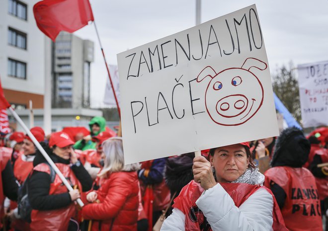 Predstavniki 25 sindikatov in petih sindikalnih konfederacij so pred stavbo GZS v Ljubljani zahtevali višje plače za vse. FOTO: Jože Suhadolnik
